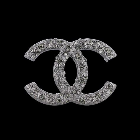 broche chanel fantaisie|Chanel jacket brooch.